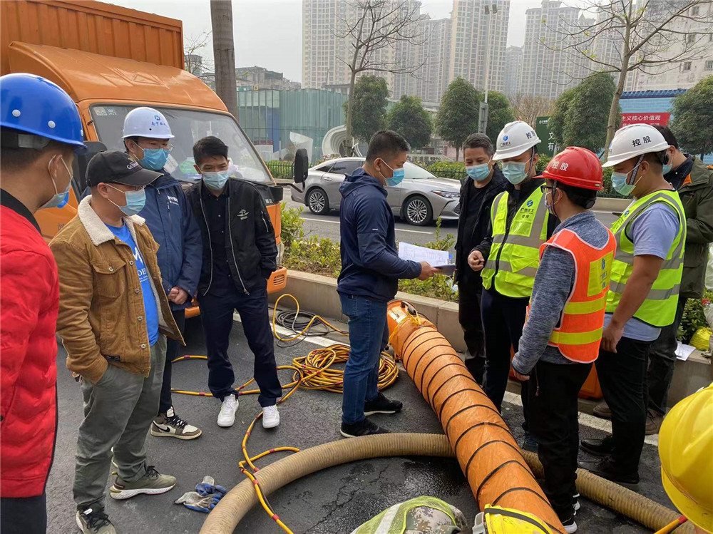 市住建局領(lǐng)導到南寧市雨污水管網(wǎng)改造第五期工程現(xiàn)場檢查指導工作