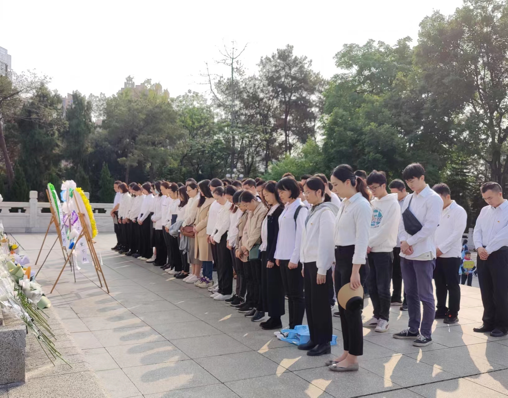 市排水公司黨總支、南寧建康環(huán)保公司黨支部開(kāi)展“緬懷革命先烈，賡續(xù)紅色基因”聯(lián)合主題黨日活動(dòng)