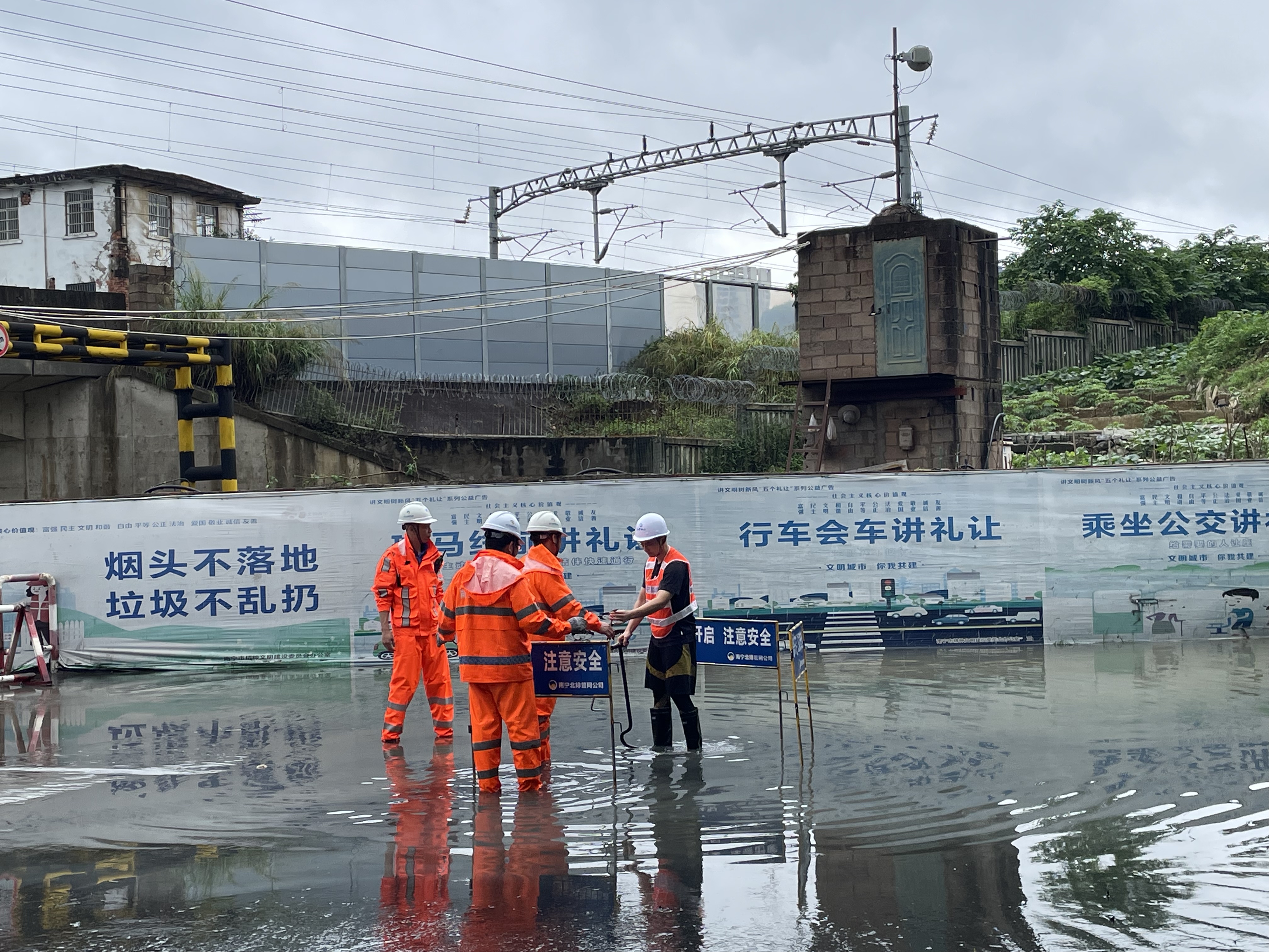 積極應對強降雨，市排水公司連夜出擊排水搶險
